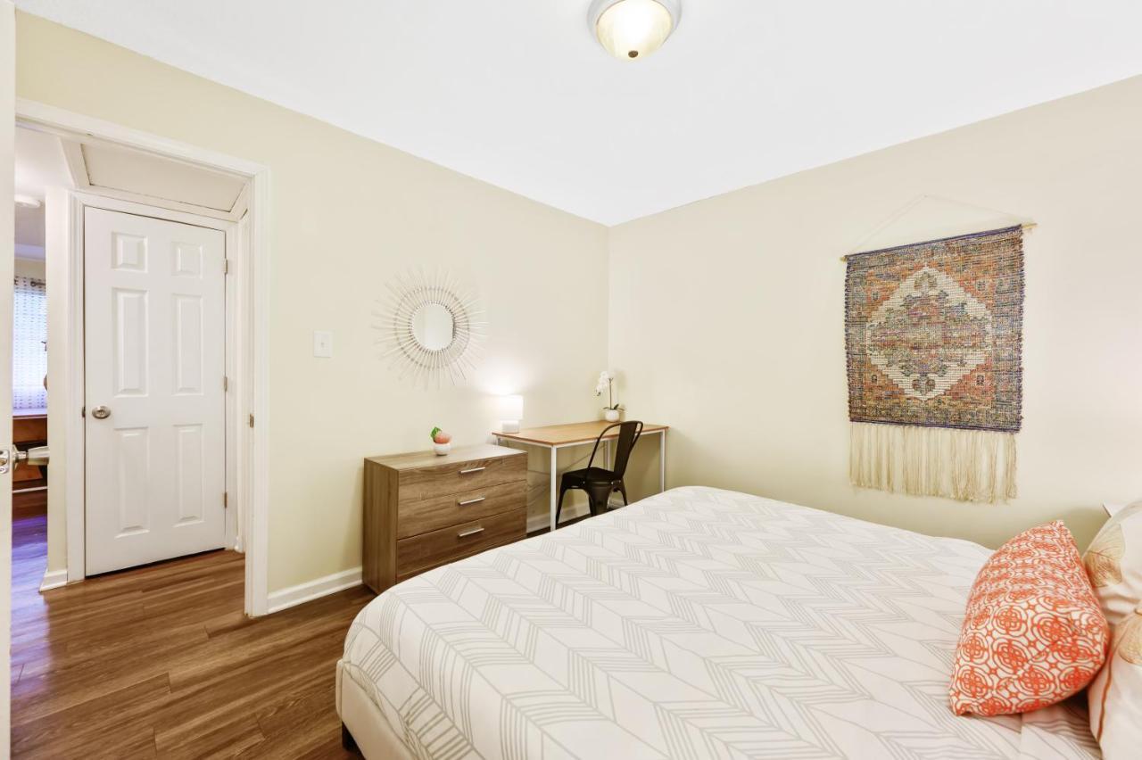 Dapper Digs - King Bed - Long Term Stays - Duke Дарем Екстер'єр фото